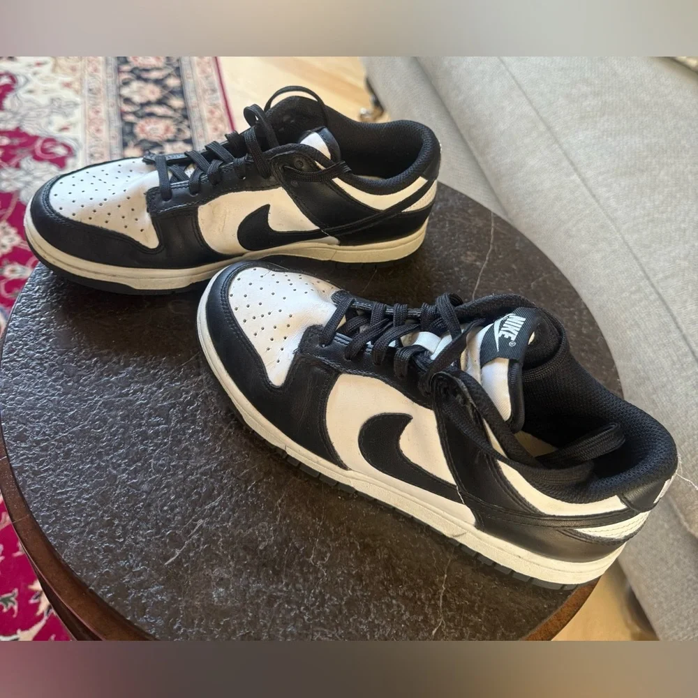 Nike Woman Black and White Athletic Sneakers
